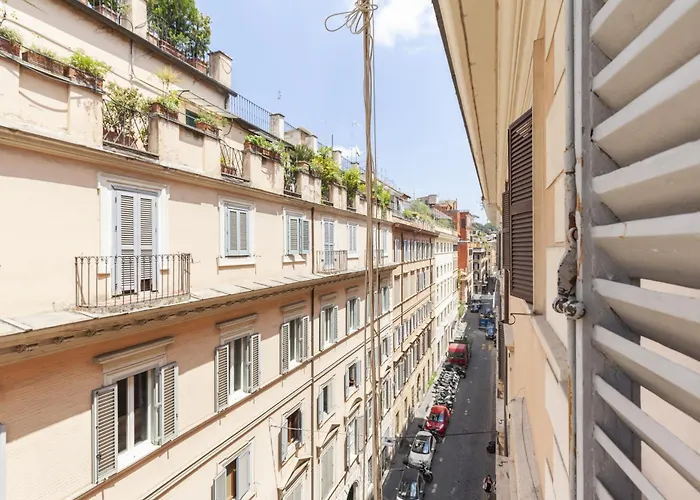 Spanish Steps Historic Apartment